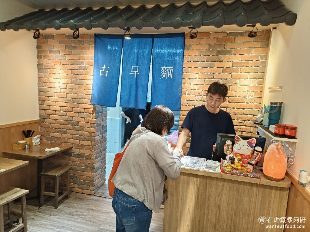 古城古早麵 內湖店 內湖美食 西湖美食 台灣小吃 店內的裝潢非常的用心在櫃檯有一個古廟紅磚瓦風格的裝飾