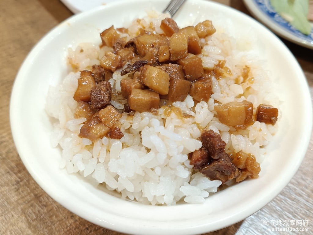古城古早麵 內湖店 內湖美食 西湖美食 台灣小吃 滷肉飯 小份的滷肉飯一碗是35元 這裡的滷肉飯不是招牌所以吃起來就中規中矩算是普通的滷肉飯