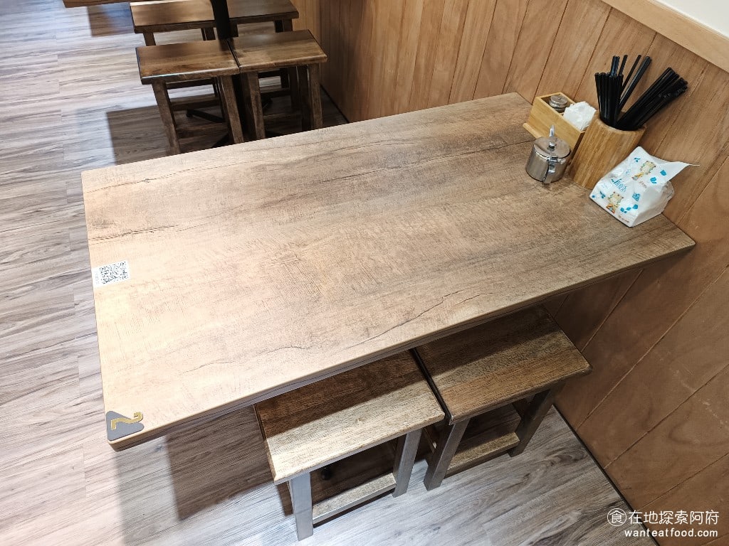 古城古早麵 內湖店 內湖美食 西湖美食 台灣小吃 有一絲新開幕所以祝你全部都是新的而且桌子的面積非常寬敞 四個人一起做也不會覺得很擠 所以雖然店內的空間比較窄但因為做得很寬敞所以實際上做起來是非常舒服的
