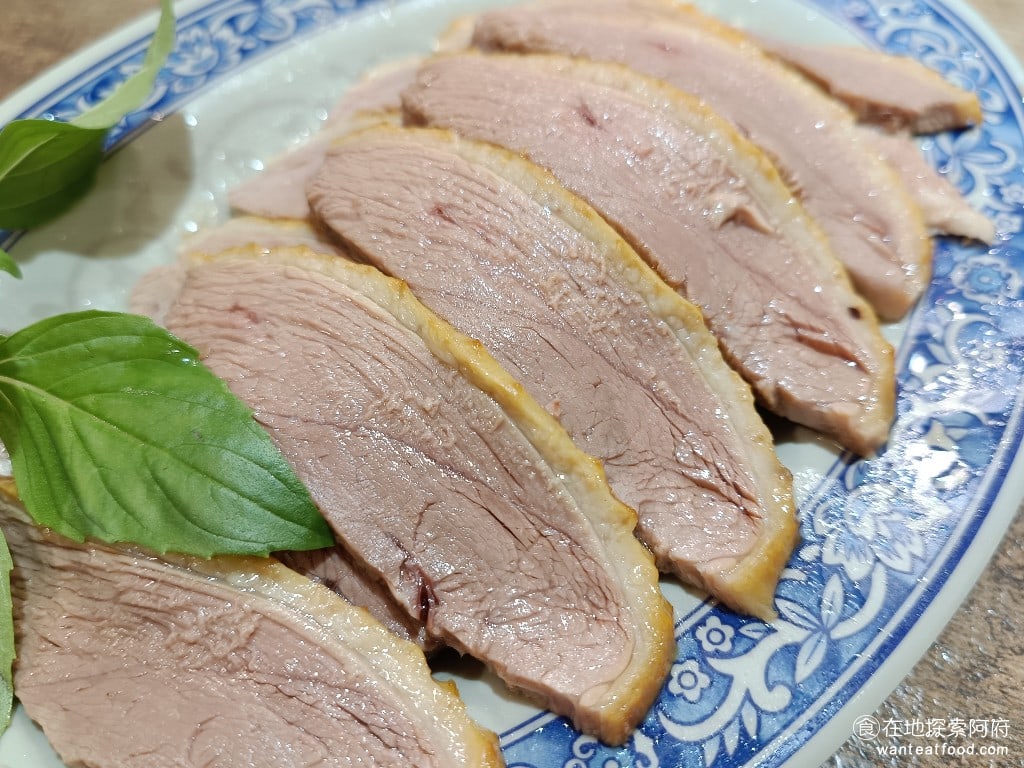 古城古早麵 內湖店 內湖美食 西湖美食 台灣小吃 我個人不太喜歡吃鵝肉因為常常會吃到肉質很硬的鵝肉但至今店的鵝肉吃起來肉質偏軟  肉吃起來很新鮮但有微微的甜味