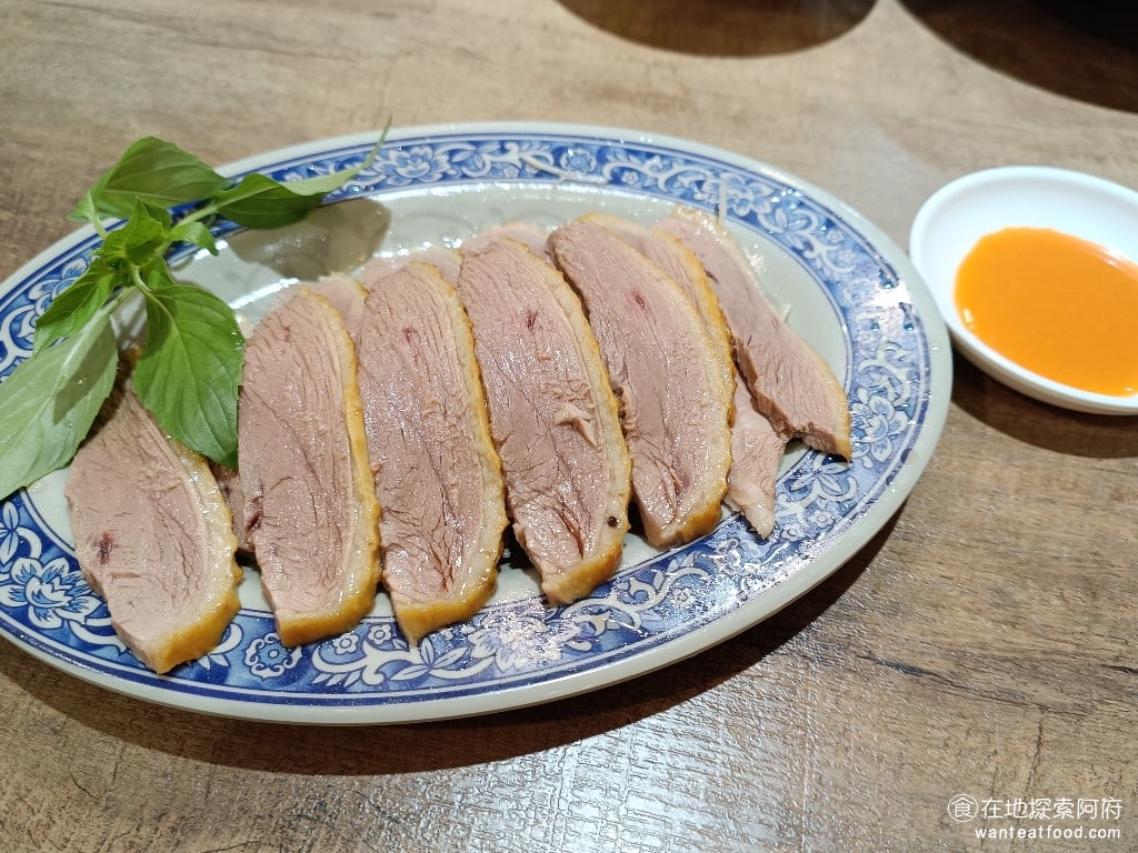 古城古早麵 內湖店 內湖美食 西湖美食 台灣小吃 剝骨鵝肉小份 這一份的價格是220元 給的份量還蠻多的 大概有12片以上的鵝肉 旁邊還附上了特製的鵝肉沾醬