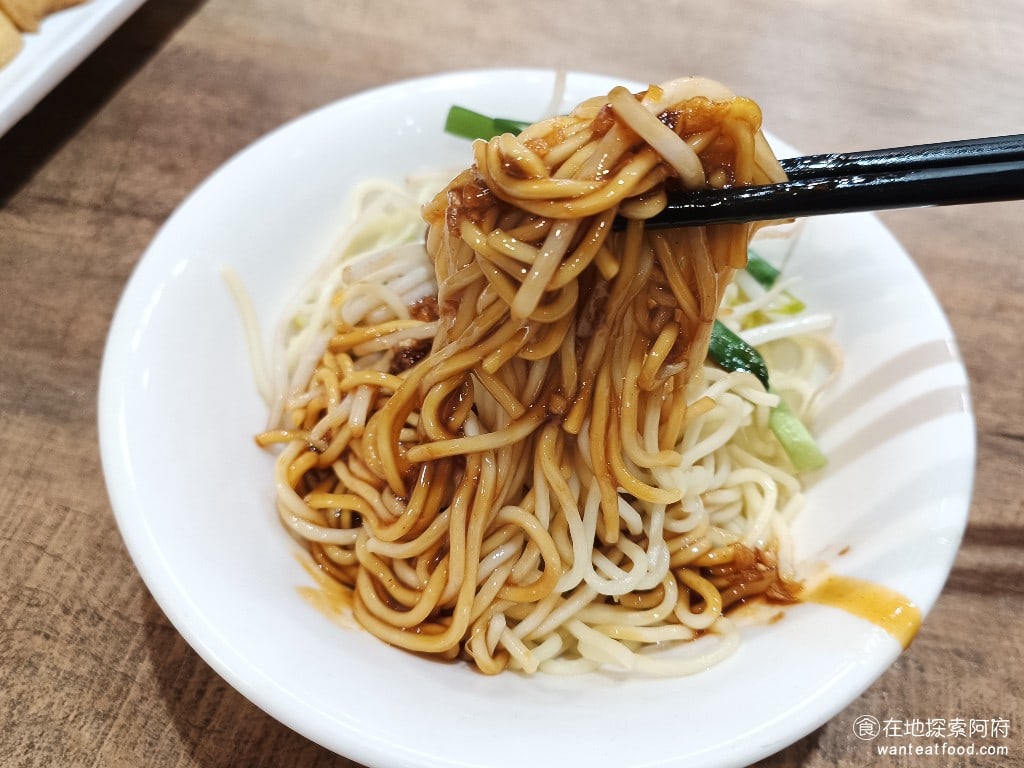 古城古早麵 內湖店 內湖美食 西湖美食 台灣小吃 古早麵吃起來紅蔥的味道非常重 林上的醬油膏帶有著微微的甜味整碗麵吃起來味道非常的豐富