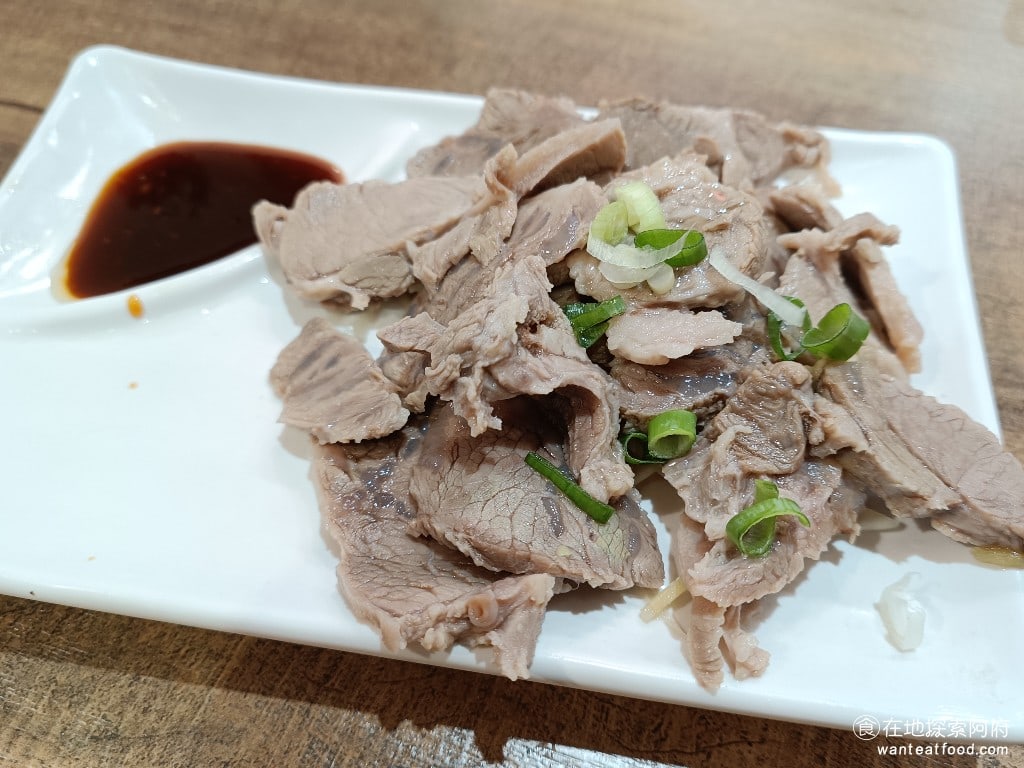 古城古早麵 內湖店 內湖美食 西湖美食 台灣小吃 嘴邊肉 這一份嘴邊肉的價格是95元份量給的還蠻多的 他的嘴邊肉吃起來個人覺得中等偏硬 肉質還算新鮮走過多吃了幾片後因為肉質偏硬所以就不太想再吃了