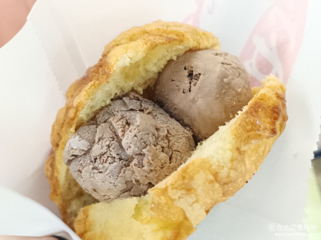 安師傅冰火菠蘿 松山美食 松山美食 冰火菠蘿油 甜點點心 巧克力口味的雪糕，味道有點像杜老爺的巧克力冰淇淋，這兩球冰淇淋份量給的很多，多加這兩球只要 20 元， CP 值非常高。 @在地探索的阿府台北美食