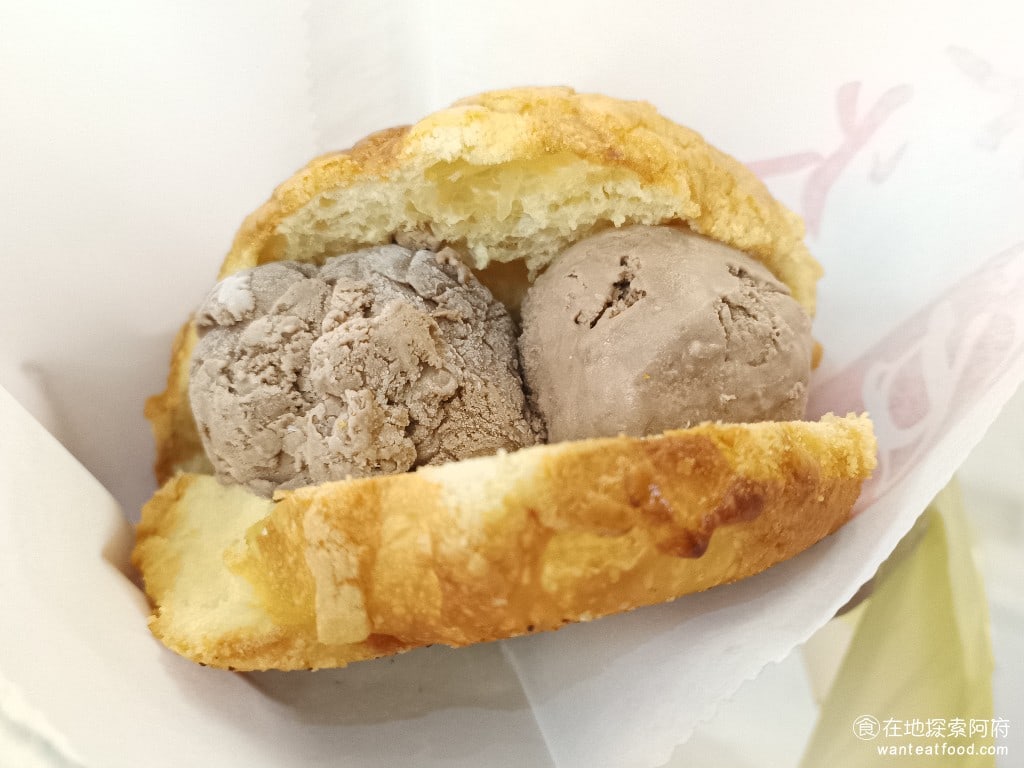安師傅冰火菠蘿 松山美食 松山美食 冰火菠蘿油 甜點點心 菠蘿包加巧克力雪糕 65 元 《安師傅冰火菠蘿》的菠蘿包我吃了很多次，每次吃都很好吃，不過有時候會覺得菠蘿包吃起來比較乾，所以這次就點了巧克力口味的雪糕。 @在地探索的阿府台北美食