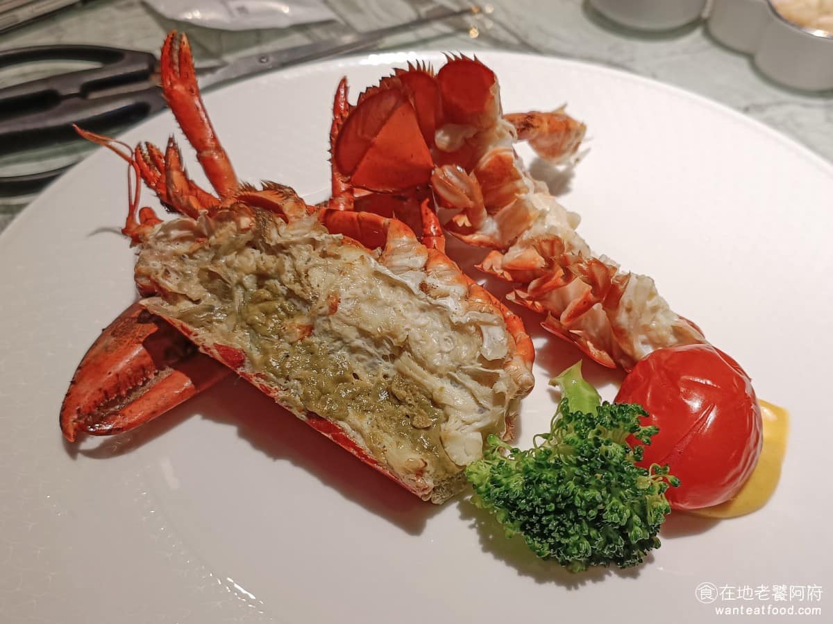夏慕尼新香榭鐵板燒 台北大直敬業店 中山區美食 劍南路站美食 鐵板燒 中式料理 半隻的波士頓龍蝦 這是我們自己加點的龍蝦,主要是因為我們這裡有壽星想吃龍蝦,所以才來這裡。吃龍蝦的口感非常棒,能吃得到奶油悶燒的味道。 @在地老饕阿府