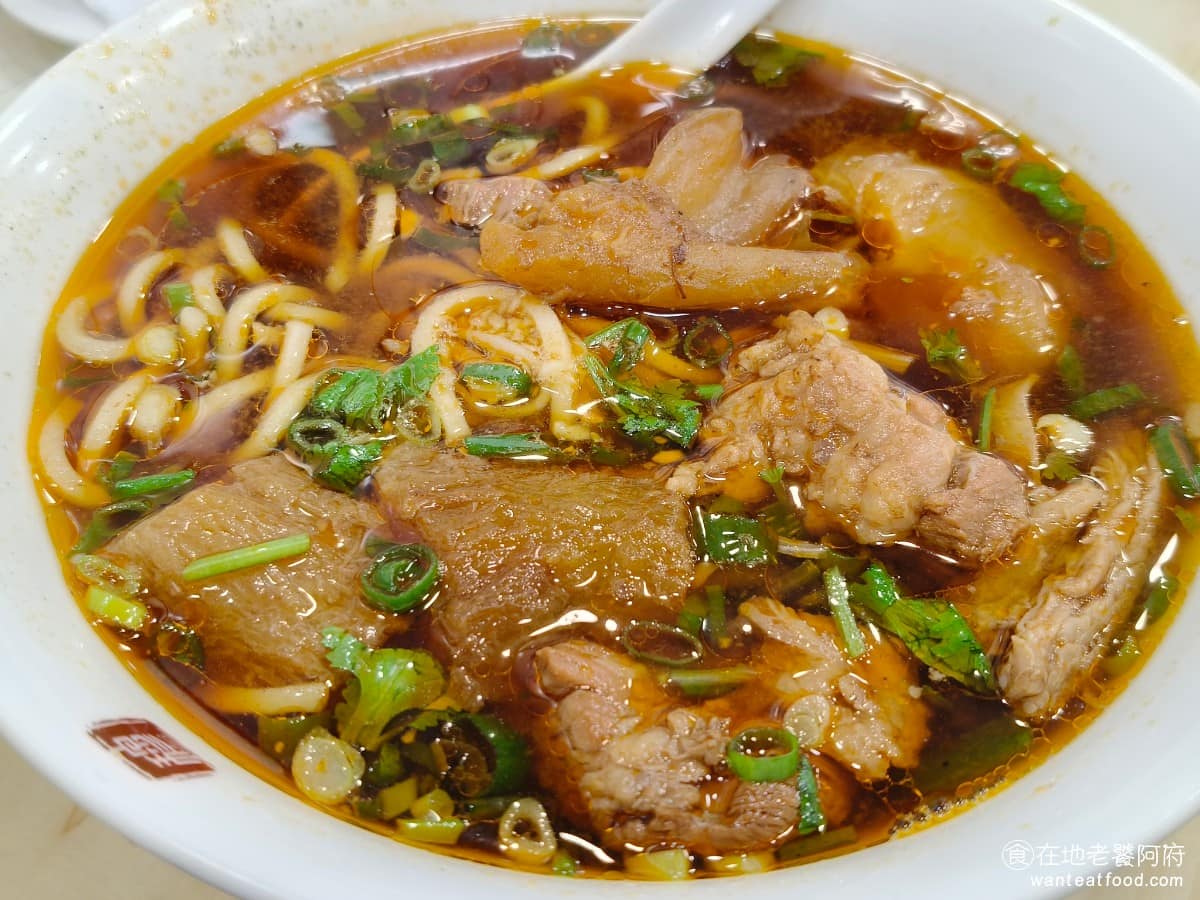 穆記牛肉麵 穆記牛肉麵菜單 穆記牛肉麵推薦 信義區美食 信義美食 紅燒半筋半肉麵 紅燒湯頭以番茄、甜麵醬為底,顏色偏深喝起來濃郁帶甘,有淡淡藥材香氣,幾乎不會辣,是小孩也能接受的口味,整體口味重,吃起來也不油膩,味道非常不錯。 @在地老饕阿府