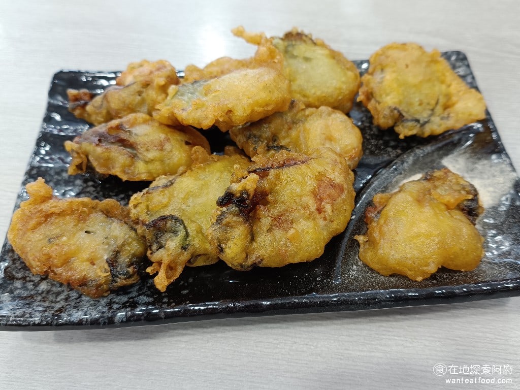 御品鮮東石鮮蚵(康寧店) 內湖美食 內湖美食 台灣小吃 炸蚵仔酥 他的蚵仔每一顆的體積都很大所以加了地瓜粉去炸後每一顆看起來變得更大 旁邊有附上胡椒鹽可以沾他的炸蚵仔用的是地瓜粉吃起來不差但個人還是偏好使用太白粉