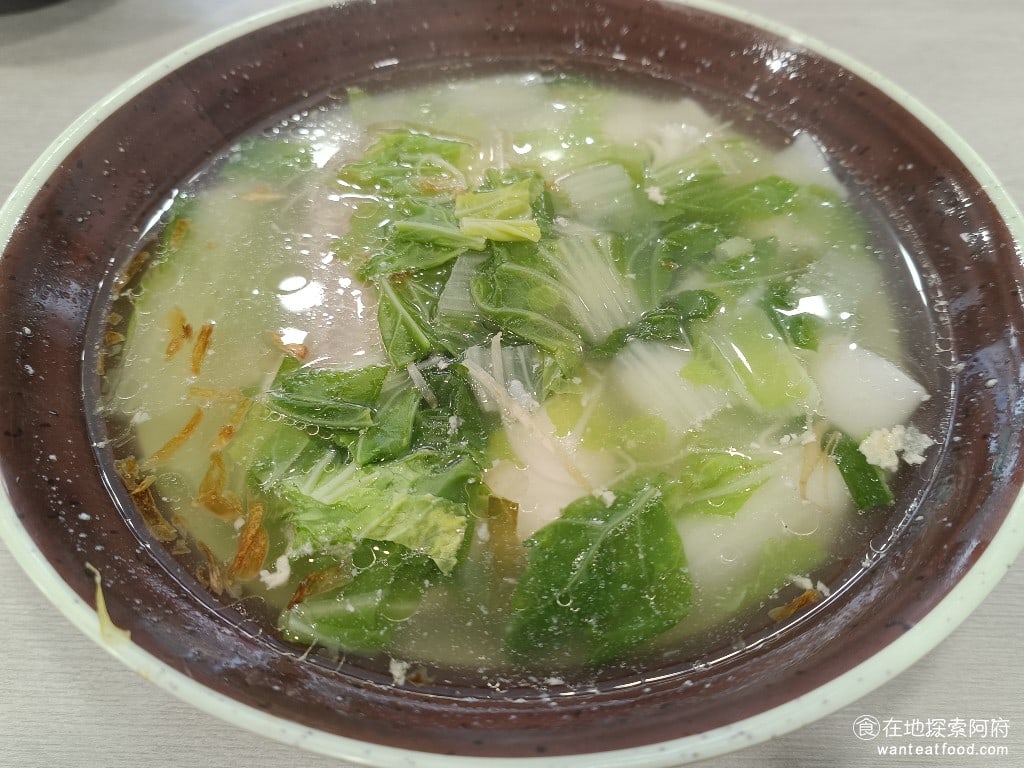 御品鮮東石鮮蚵(康寧店) 內湖美食 內湖美食 台灣小吃 蝨目魚肚板條 這碗湯裡面有滿滿的蝨目魚肚他的蝨目魚吃起來口感還蠻軟的也沒有什麼魚腥味板條的口感吃起來也非常的q軟湯頭的部分味道則是偏淡主要都是青菜味居多