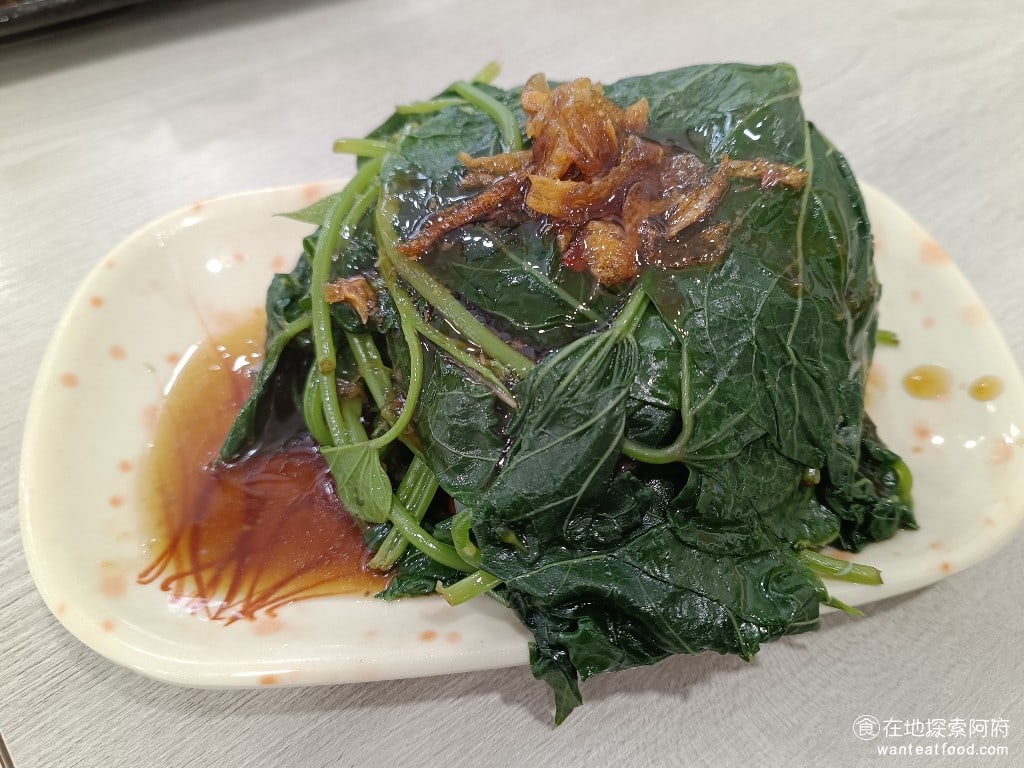 御品鮮東石鮮蚵(康寧店) 內湖美食 內湖美食 台灣小吃 燙青菜 今天的燙青菜是地瓜葉上面加了紅蔥酥底下靈上的醬油膏整體吃起來非常舒服