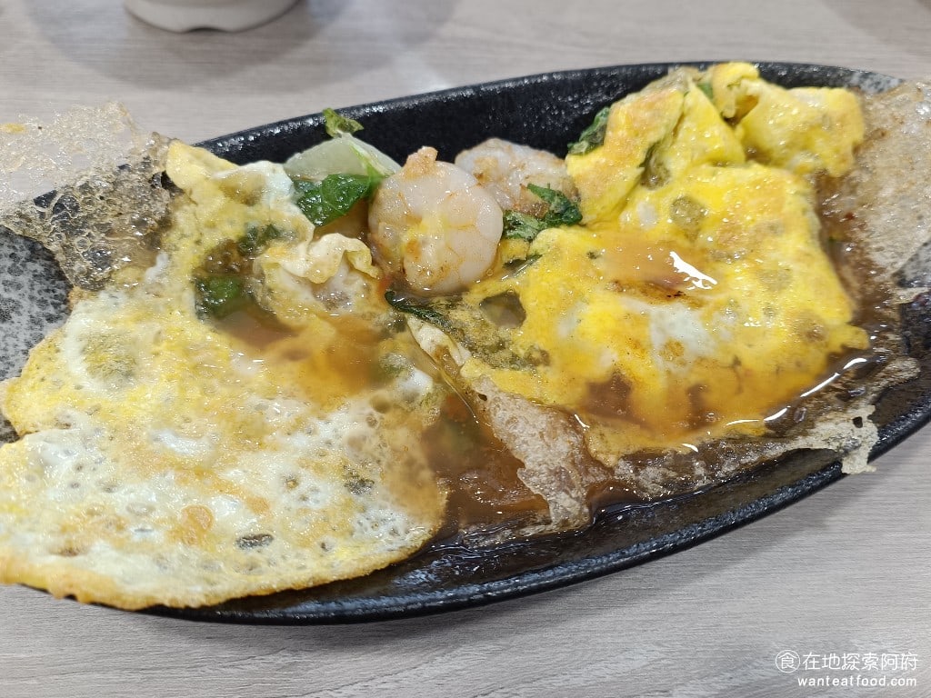 御品鮮東石鮮蚵(康寧店) 內湖美食 內湖美食 台灣小吃 蝦仁煎 這裡的蝦仁間和其他家不一樣的地方是他的太白粉的比例放得比較低所以吃起來蛋的香味會比較重比較不會吃到太多的黏稠感
