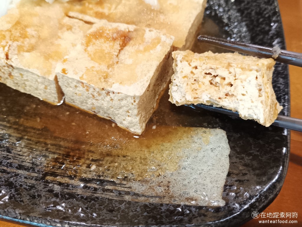 鴻金寶臭豆腐美食,台北總店,鴻金寶臭豆腐美食,台北總店菜單,鴻金寶臭豆腐美食,台北總店價格,松山區美食,松山美食,台灣小吃,臭豆腐,, 整體吃完的感覺會覺得，這大概是我近期吃過最舒服的臭豆腐，由於味道沒有特別重，所以即便常常來吃，也不會感覺到吃完有負擔感。 @在地探索的阿府美食世界
