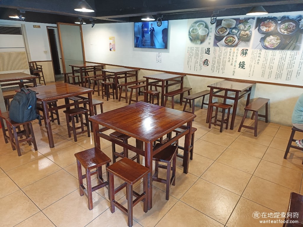 鴻金寶臭豆腐美食,台北總店,鴻金寶臭豆腐美食,台北總店菜單,鴻金寶臭豆腐美食,台北總店價格,松山區美食,松山美食,台灣小吃,臭豆腐,, 以臭豆腐店來說《鴻金寶臭豆腐台北店》的環境非常乾淨舒適，店內空間非常明亮寬敞。雖然是老店，但店內的排煙設施做得非常好，完全不覺得店內會有臭味。畢竟在民生社區這裡，如果有味道太臭，一定會常被鄰居檢舉。 @在地探索的阿府美食世界