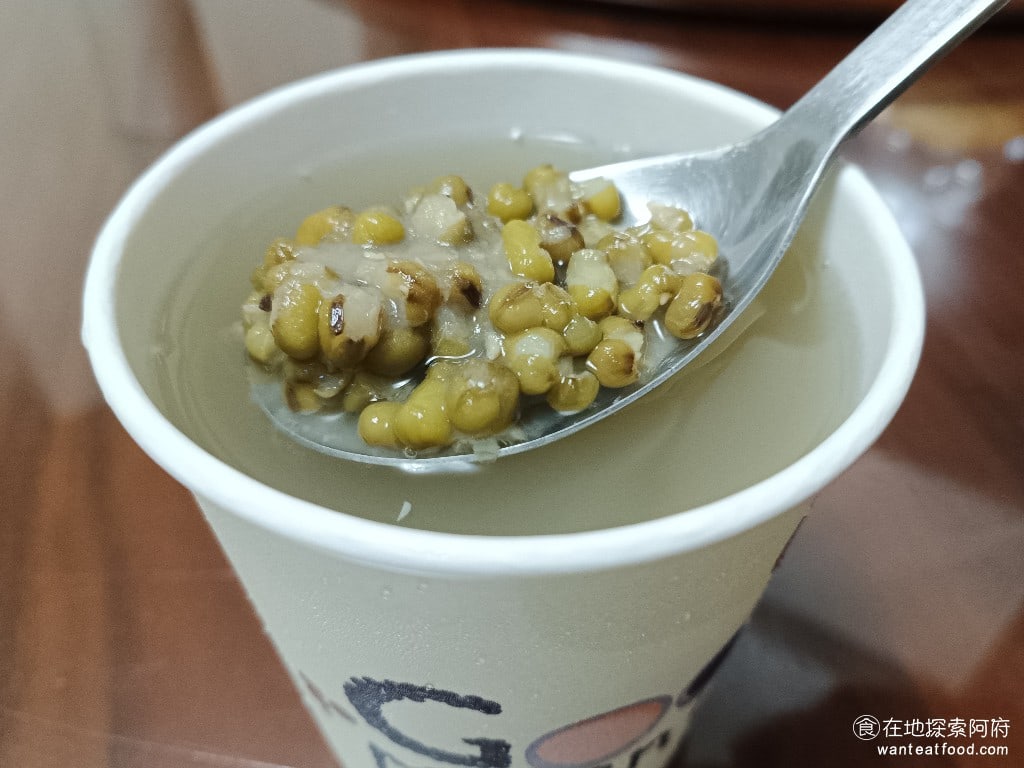 鴻金寶臭豆腐美食,台北總店,鴻金寶臭豆腐美食,台北總店菜單,鴻金寶臭豆腐美食,台北總店價格,松山區美食,松山美食,台灣小吃,臭豆腐,, 綠豆湯 40 元 綠豆湯的味道喝起來還不錯，綠豆本身的甜度非常夠，吃完臭豆腐再搭配一碗綠豆湯，可以完全解膩，非常舒服，難怪很多人來這裡都會點綠豆湯，賣綠豆湯，就是店家的用意，希望你吃完覺得舒爽。 @在地探索的阿府美食世界