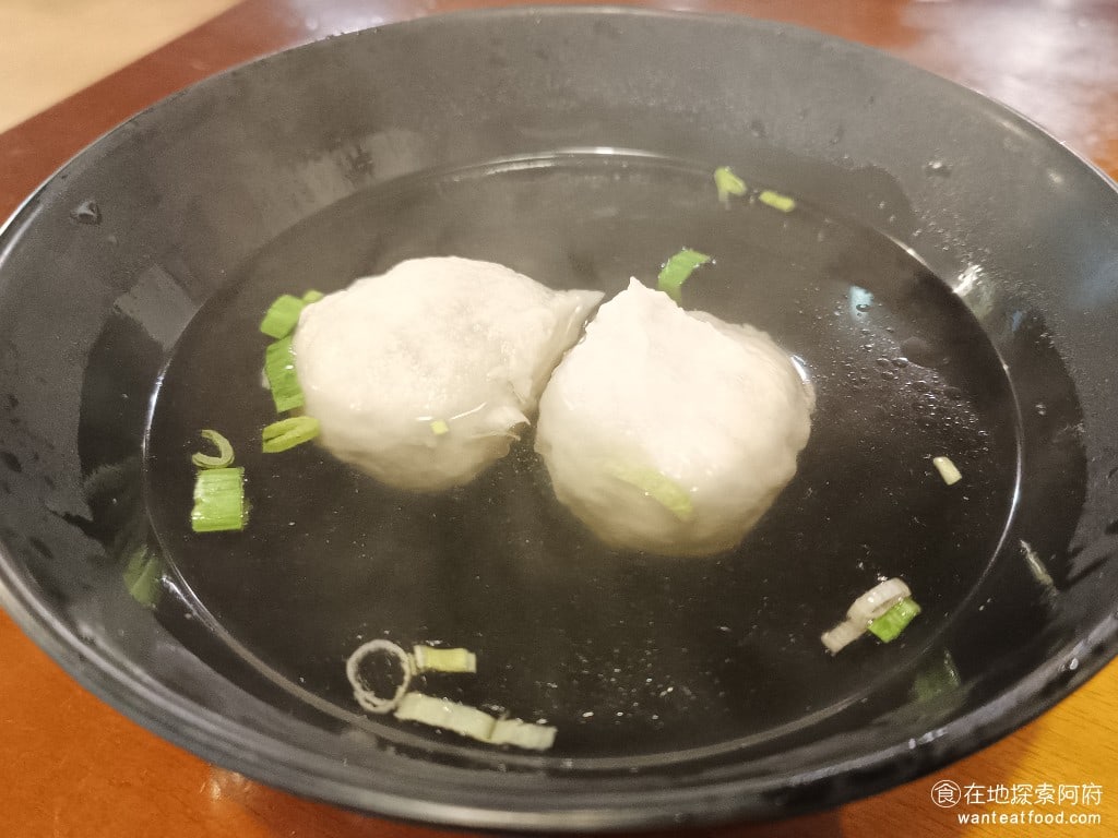 鴻金寶臭豆腐美食,台北總店,鴻金寶臭豆腐美食,台北總店菜單,鴻金寶臭豆腐美食,台北總店價格,松山區美食,松山美食,台灣小吃,臭豆腐,, 石家魚丸湯 40 元 魚丸湯也是店內的招牌之一，吃臭豆腐時搭配一碗清爽的湯，讓人感到非常舒服。 @在地探索的阿府美食世界