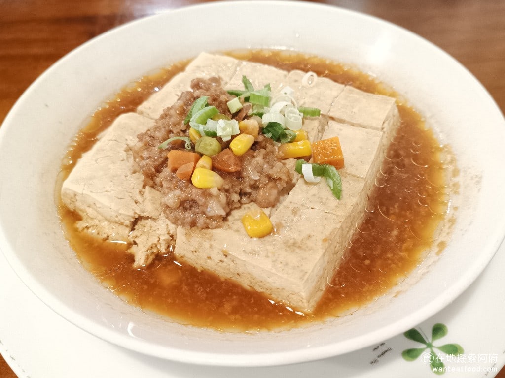 鴻金寶臭豆腐美食,台北總店,鴻金寶臭豆腐美食,台北總店菜單,鴻金寶臭豆腐美食,台北總店價格,松山區美食,松山美食,台灣小吃,臭豆腐,, 清蒸臭豆腐 75 元 清蒸臭豆腐上面加了許多的肉末，清蒸臭豆腐一上桌，就聞到了很香的肉末的味道。 @在地探索的阿府美食世界