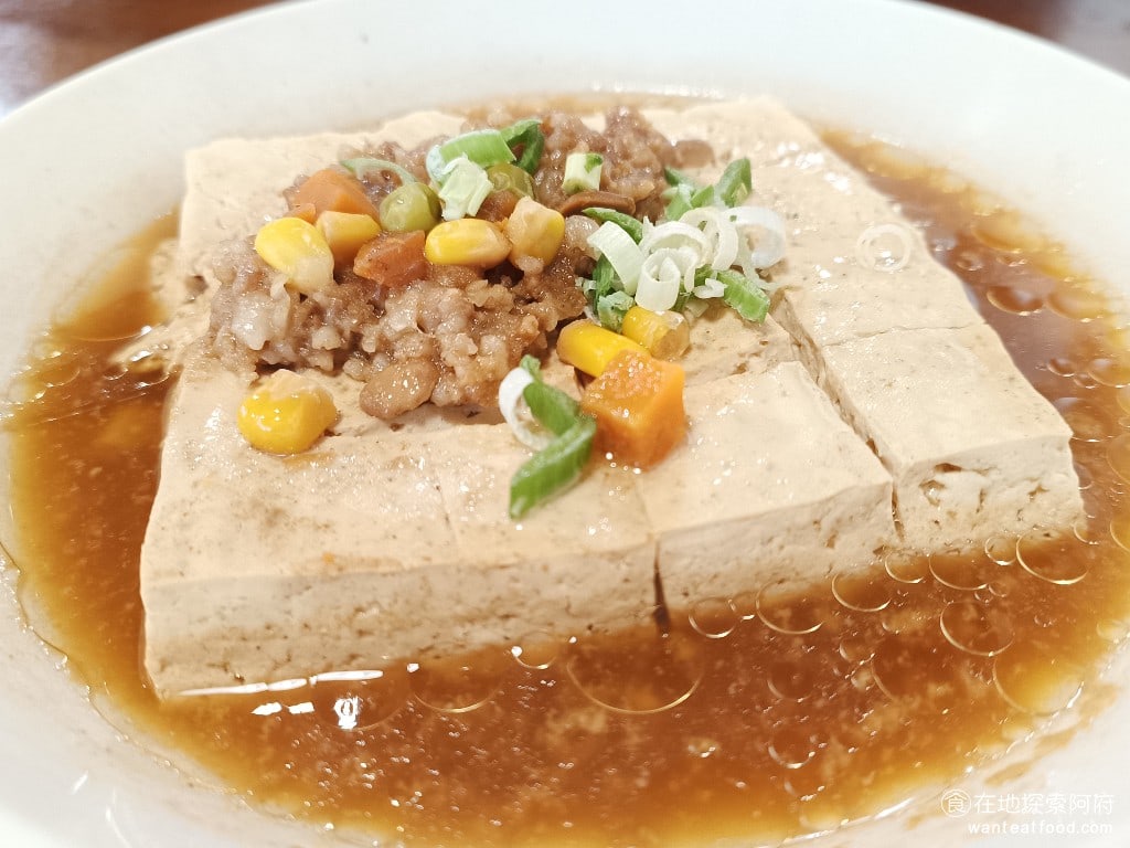 鴻金寶臭豆腐美食,台北總店,鴻金寶臭豆腐美食,台北總店菜單,鴻金寶臭豆腐美食,台北總店價格,松山區美食,松山美食,台灣小吃,臭豆腐,, 醬汁的味道帶有淡淡的中藥味，以及滿滿的肉末的味道，推測醬汁和肉末應該是混在一起煮的，並且臭豆腐臭味比較淡，不是那種很臭的，整體的味道以肉末為主。 @在地探索的阿府美食世界