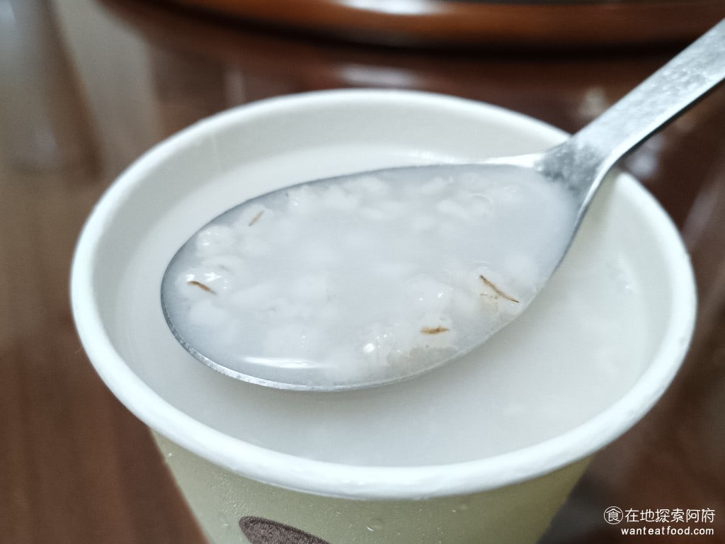 鴻金寶臭豆腐美食,台北總店,鴻金寶臭豆腐美食,台北總店菜單,鴻金寶臭豆腐美食,台北總店價格,松山區美食,松山美食,台灣小吃,臭豆腐,, 薏仁湯 40 元 薏仁湯的味道比較淡，沒有綠豆湯那麼甜，薏仁煮的比較爛，吃起來沒什麼口感，個人是覺得綠豆湯比較好喝。 @在地探索的阿府美食世界