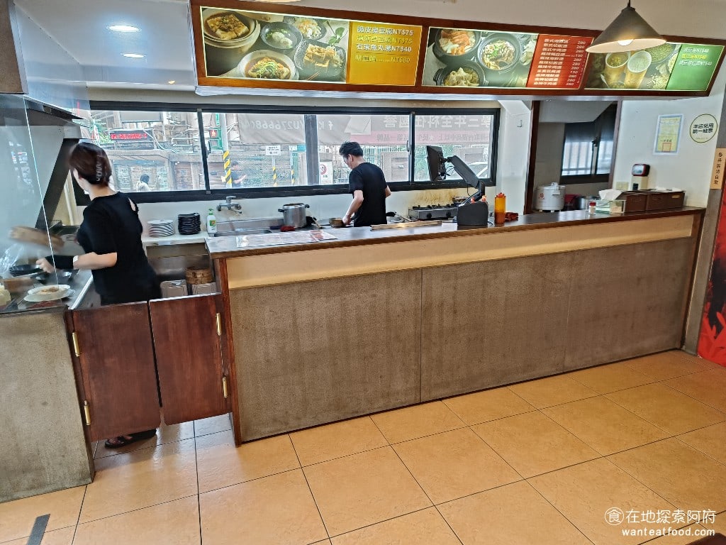 鴻金寶臭豆腐美食,台北總店,鴻金寶臭豆腐美食,台北總店菜單,鴻金寶臭豆腐美食,台北總店價格,松山區美食,松山美食,台灣小吃,臭豆腐,, 店內的廚房是開放式的，可以看到師傅料理的過程，包含炸臭豆腐和煮臭豆腐。能把臭豆腐店的廚房經營得如此乾淨，確實不簡單。 @在地探索的阿府美食世界