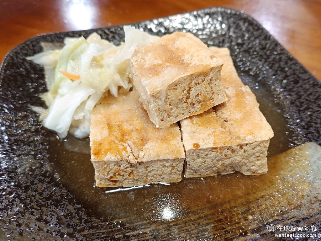 鴻金寶臭豆腐美食,台北總店,鴻金寶臭豆腐美食,台北總店菜單,鴻金寶臭豆腐美食,台北總店價格,松山區美食,松山美食,台灣小吃,臭豆腐,, 脆皮臭豆腐 75 元 脆皮臭豆腐是《鴻金寶臭豆腐台北店》的招牌，這一份臭豆腐有 5 塊， CP 值還可以，外皮炸得非常脆，輕輕一咬下去，就會聽到嘎吱的聲響。 @在地探索的阿府美食世界