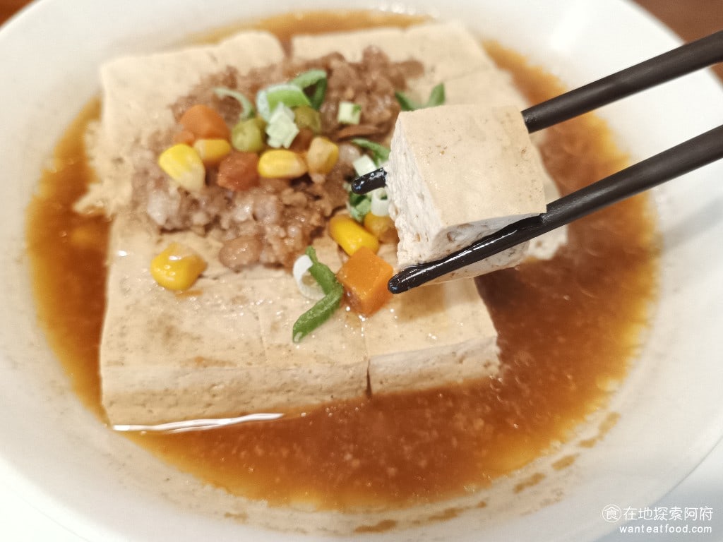 鴻金寶臭豆腐美食,台北總店,鴻金寶臭豆腐美食,台北總店菜單,鴻金寶臭豆腐美食,台北總店價格,松山區美食,松山美食,台灣小吃,臭豆腐,, 臭豆腐吃起來完全不會辣，輕輕一咬就會噴汁，口感非常軟，吃起來和《鴻金寶臭豆腐台北店》標榜的清爽、養生完全符合。確實是不難吃，只不過和我個人期待中的，很臭的那一種不太一樣。 @在地探索的阿府美食世界
