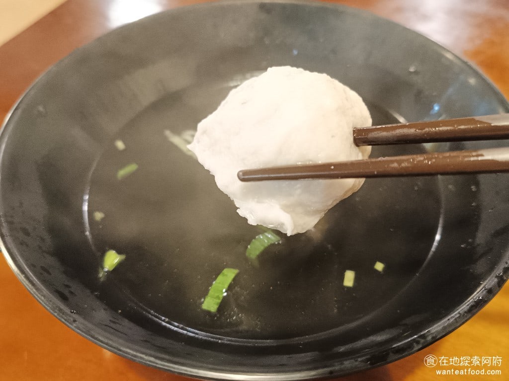 鴻金寶臭豆腐美食,台北總店,鴻金寶臭豆腐美食,台北總店菜單,鴻金寶臭豆腐美食,台北總店價格,松山區美食,松山美食,台灣小吃,臭豆腐,, 他的魚丸湯上菜的速度，比臭豆腐還要慢，魚丸是直接現煮的，煮好的魚丸非常燙，整碗湯都在冒煙。 @在地探索的阿府美食世界