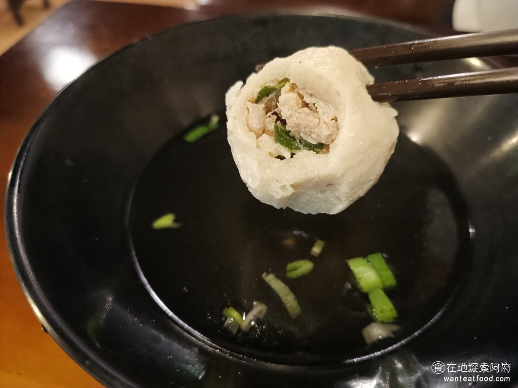 鴻金寶臭豆腐美食,台北總店,鴻金寶臭豆腐美食,台北總店菜單,鴻金寶臭豆腐美食,台北總店價格,松山區美食,松山美食,台灣小吃,臭豆腐,, 魚丸一口咬下後，發現《鴻金寶臭豆腐台北店》的魚丸確實不太一樣，裡面有滿滿的餡料，有蔥和五花肉，肥肉比例蠻高的，味道吃起來還不錯。魚丸本身的味道是還可以的，但這碗湯唯一美中不足的地方是，湯完全沒味道，和水一樣。 @在地探索的阿府美食世界