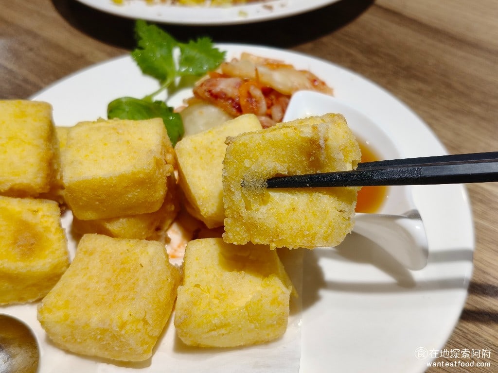 阿華食堂,阿華食堂菜單,阿華食堂價格,內湖區美食,內湖美食,港墘美食,台灣小吃,炒飯,炒麵 豆腐吃起來超級軟，要小心夾，不然一用力就會破，豆腐的外皮炸得非常酥脆，吃起來完全不油膩。 @在地探索的阿府美食世界