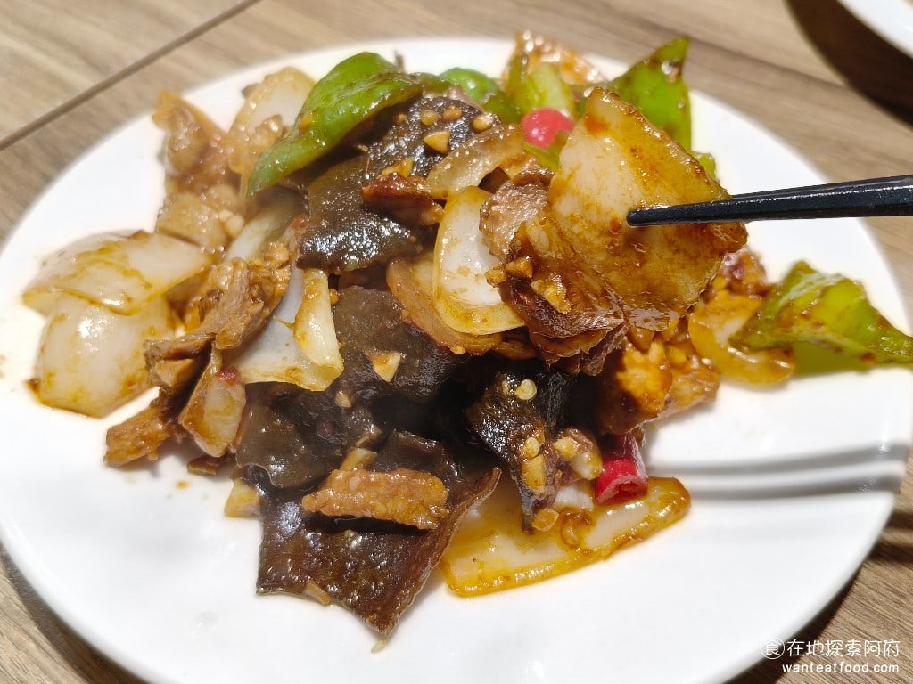 阿華食堂,阿華食堂菜單,阿華食堂價格,內湖區美食,內湖美食,港墘美食,台灣小吃,炒飯,炒麵 吃起來微辣，而且大蒜以及醬油加得非常多，回鍋肉吃起來味道非常香，肉質也非常軟嫩，這道菜我非常推薦。 @在地探索的阿府美食世界