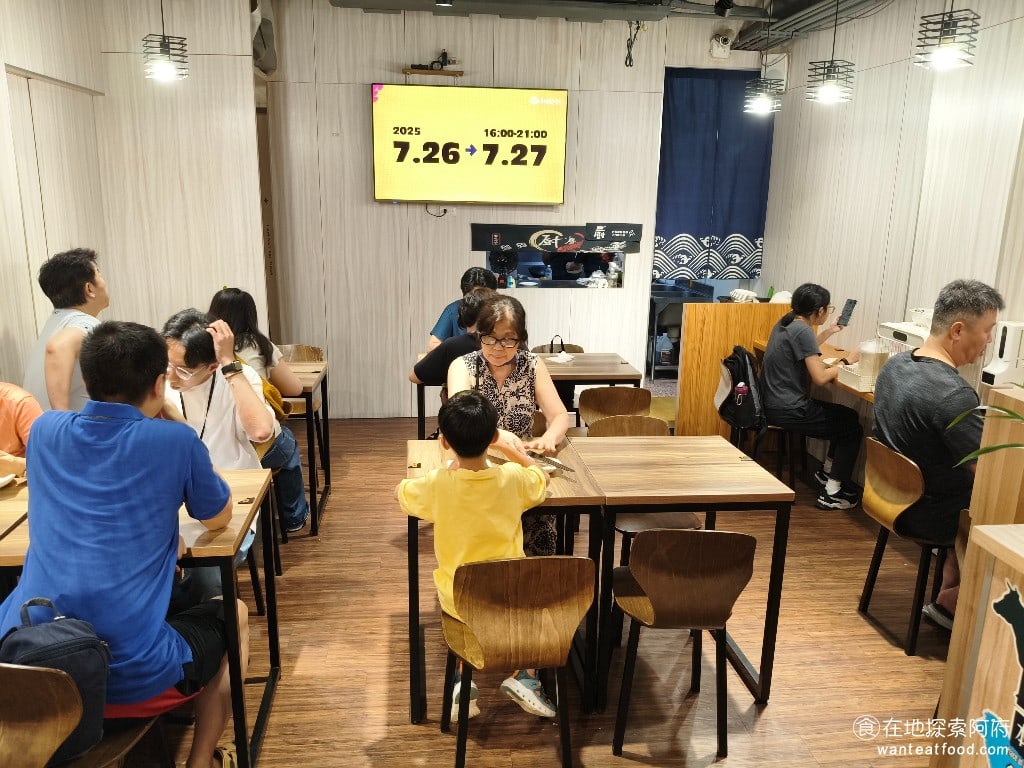 阿華食堂,阿華食堂菜單,阿華食堂價格,內湖區美食,內湖美食,港墘美食,台灣小吃,炒飯,炒麵 店內的空間，比想像中的小，因為旁邊的豪華自助餐和大陳記麵店，明明是同一排的，座位區也都比這間店寬敞。 @在地探索的阿府美食世界