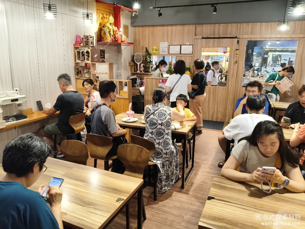 阿華食堂,阿華食堂菜單,阿華食堂價格,內湖區美食,內湖美食,港墘美食,台灣小吃,炒飯,炒麵 店內的用餐環境空間不大，環境還算乾淨，店內有開冷氣，只不過會覺得冷氣沒有開得很涼，所以人多的時候會有一點熱。 @在地探索的阿府美食世界