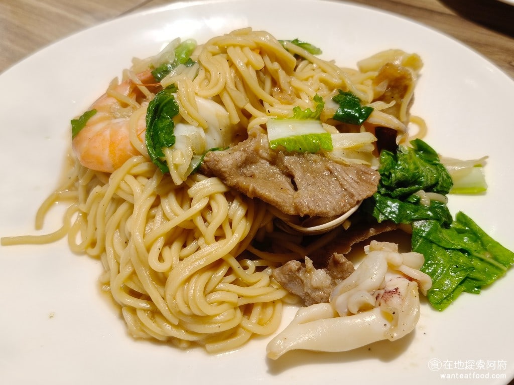 阿華食堂,阿華食堂菜單,阿華食堂價格,內湖區美食,內湖美食,港墘美食,台灣小吃,炒飯,炒麵 什錦炒麵 炒麵的份量給的還蠻多的， CP 值還不錯，上面有一隻完整的蝦子，旁邊還有蛤蠣、魚片、瘦肉、青菜，做配料。 @在地探索的阿府美食世界
