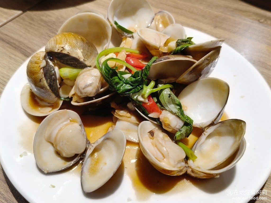 阿華食堂,阿華食堂菜單,阿華食堂價格,內湖區美食,內湖美食,港墘美食,台灣小吃,炒飯,炒麵 塔香蛤蜊 這一盤蛤蠣，給的份量還蠻多的，每一顆蛤蠣也非常大顆，吃起來也很新鮮。 @在地探索的阿府美食世界