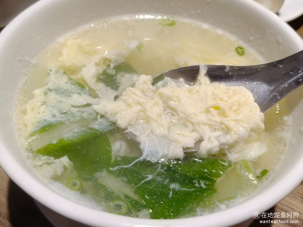 阿華食堂,阿華食堂菜單,阿華食堂價格,內湖區美食,內湖美食,港墘美食,台灣小吃,炒飯,炒麵 蛋花湯的味道也很清淡，湯頭也沒什麼味道，鹽巴加得非常少，搭配炒飯來吃，還蠻清爽的。 @在地探索的阿府美食世界