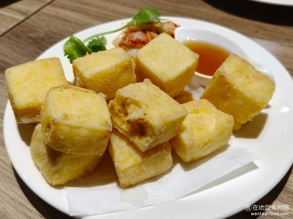 阿華食堂,阿華食堂菜單,阿華食堂價格,內湖區美食,內湖美食,港墘美食,台灣小吃,炒飯,炒麵 炸豆腐 《阿華食堂》的炸豆腐，使用的是雞蛋豆腐，而且不是一般的雞蛋豆腐，用的是雞蛋芙蓉豆腐。 @在地探索的阿府美食世界