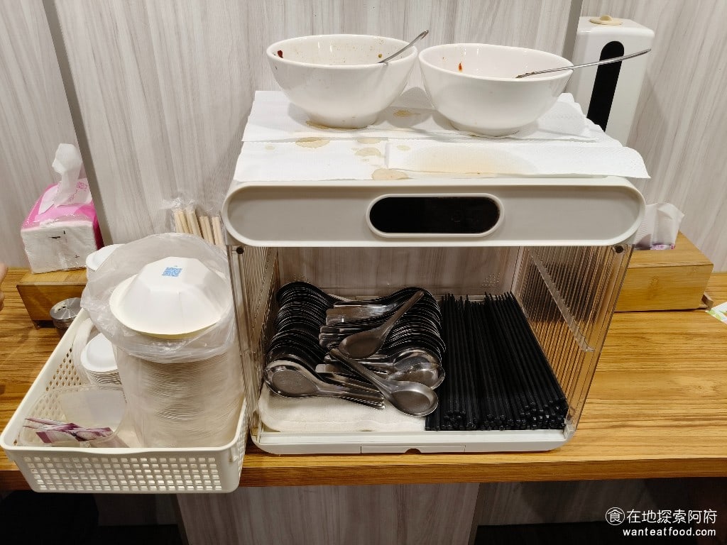 阿華食堂,阿華食堂菜單,阿華食堂價格,內湖區美食,內湖美食,港墘美食,台灣小吃,炒飯,炒麵 餐具都是自取的，上面有提供兩種醬料，辣椒醬和醬油。 @在地探索的阿府美食世界