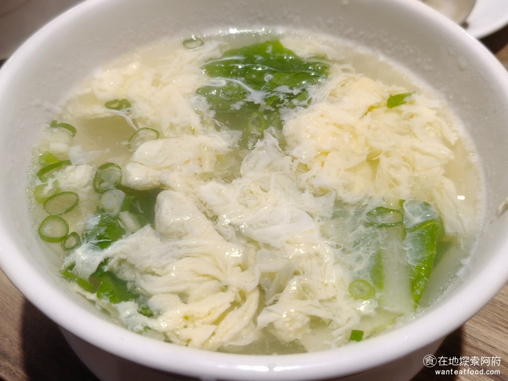阿華食堂,阿華食堂菜單,阿華食堂價格,內湖區美食,內湖美食,港墘美食,台灣小吃,炒飯,炒麵 蛋花湯 這一碗蛋花湯要 50 元，個人覺得有一點貴，裡面有蛋花和青菜。 @在地探索的阿府美食世界