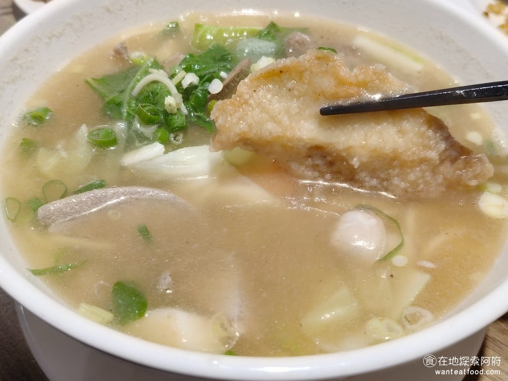 阿華食堂,阿華食堂菜單,阿華食堂價格,內湖區美食,內湖美食,港墘美食,台灣小吃,炒飯,炒麵 什錦湯麵給的配料也很多，裡面有魚片、蛤蠣、豬肝，還有一隻完整的蝦子。 @在地探索的阿府美食世界