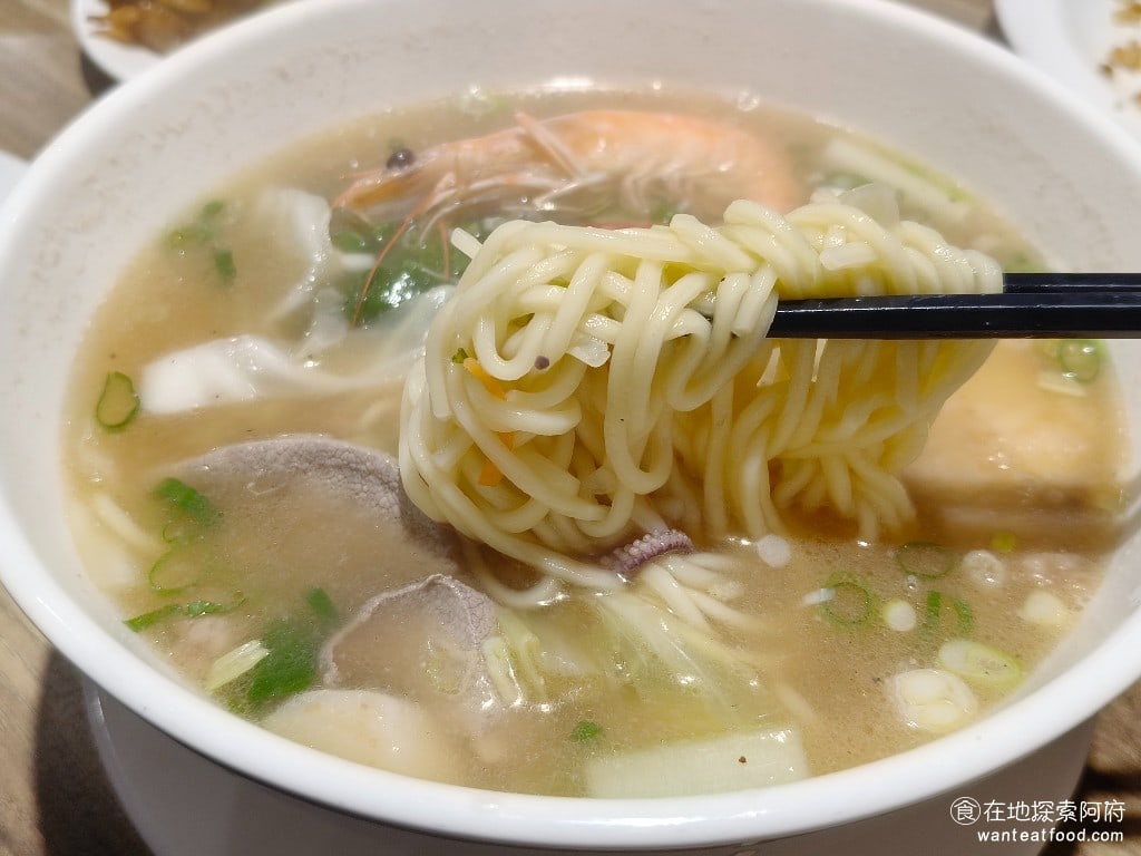 阿華食堂,阿華食堂菜單,阿華食堂價格,內湖區美食,內湖美食,港墘美食,台灣小吃,炒飯,炒麵 什錦湯麵的味道，也蠻清淡的，感覺好像沒有以前的小攤販那樣味道這麼重。不管是炒飯、炒麵，還是湯麵，吃完都覺得口味是走清淡風格。 @在地探索的阿府美食世界