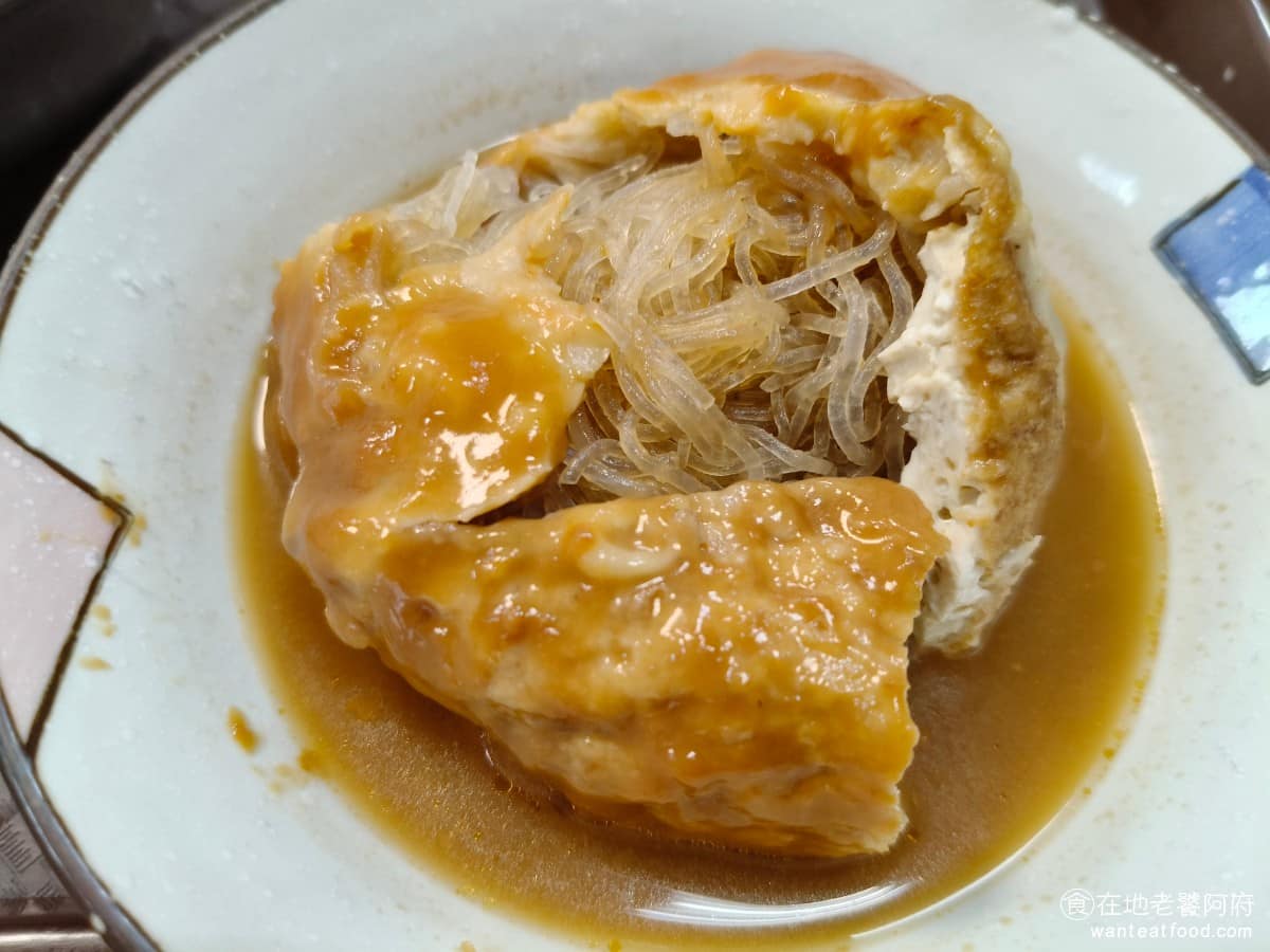 三姐妹阿給 三姐妹阿給菜單 三姐妹阿給推薦 淡水區美食 淡水美食 台灣小吃 阿給 裡面包了滿滿的冬粉,份量給很多,《三姐妹阿給》的阿給不像旁邊的老牌有加紅蘿蔔,反而什麼配料都沒有,味道上會比較單一點。 @在地老饕阿府