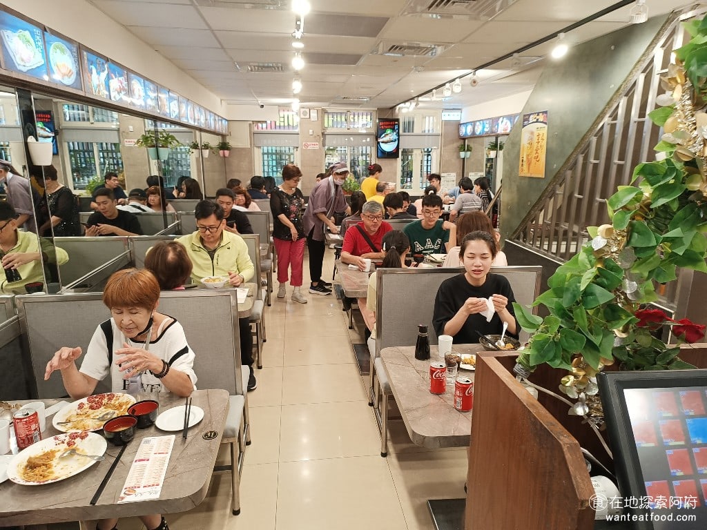 美觀園日本料理,美觀園日本料理菜單,美觀園日本料理價格,萬華區美食,萬華美食,西門美食,日式料理,蛋包飯,烏龍麵 二樓的座位比較多，大部分都是四人座，店內還放著日本昭和時代的老歌，畢竟《美觀園日本料理》就是從二次世界大戰的時候就開業至今的。 @在地探索的阿府美食世界