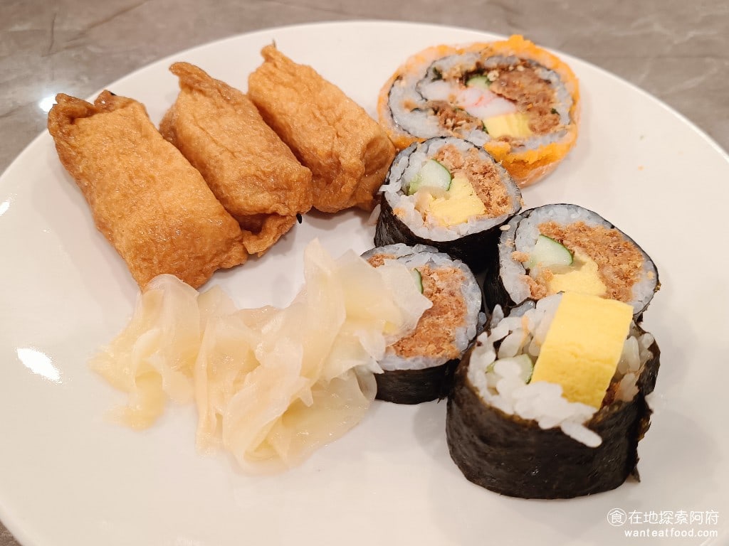 美觀園日本料理,美觀園日本料理菜單,美觀園日本料理價格,萬華區美食,萬華美食,西門美食,日式料理,蛋包飯,烏龍麵 綜合壽司 來這裡我推薦一定要點一盤壽司，不用擔心吃不完，因為這一份壽司只要 140 元，就有三種壽司可以吃。 @在地探索的阿府美食世界