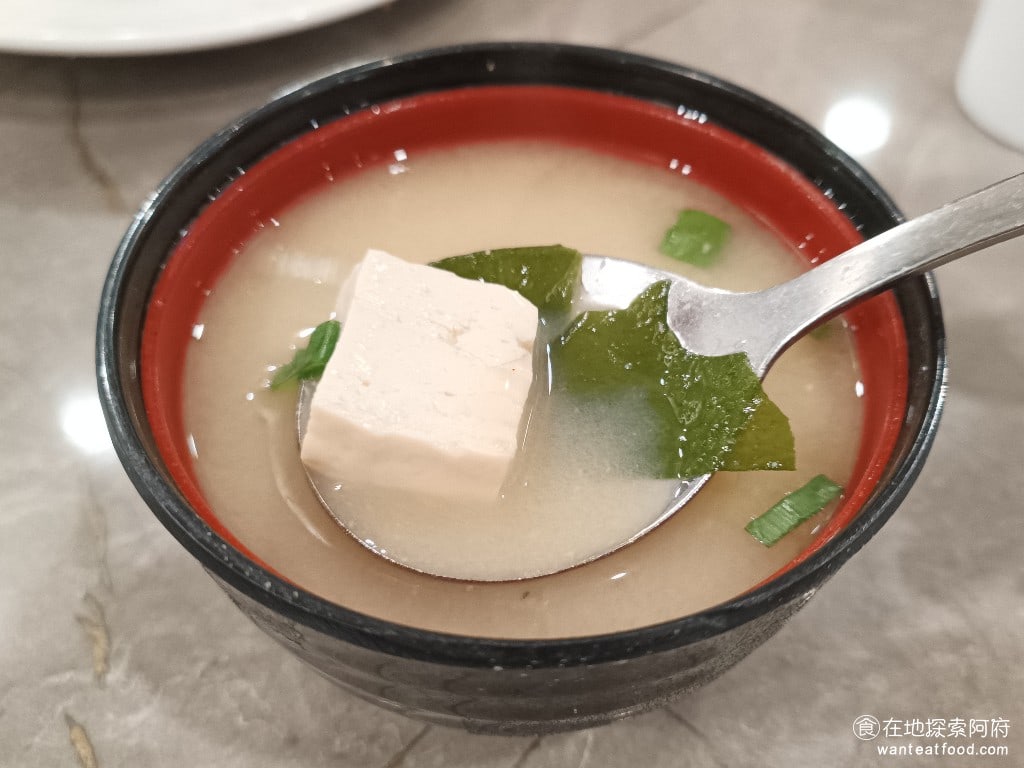 美觀園日本料理,美觀園日本料理菜單,美觀園日本料理價格,萬華區美食,萬華美食,西門美食,日式料理,蛋包飯,烏龍麵 味噌湯裡面用料也非常實在，裡面有滿滿的豆腐和海帶，喝起來不會特別鹹，溫度也很適中，喝起來的感覺非常舒服。 @在地探索的阿府美食世界