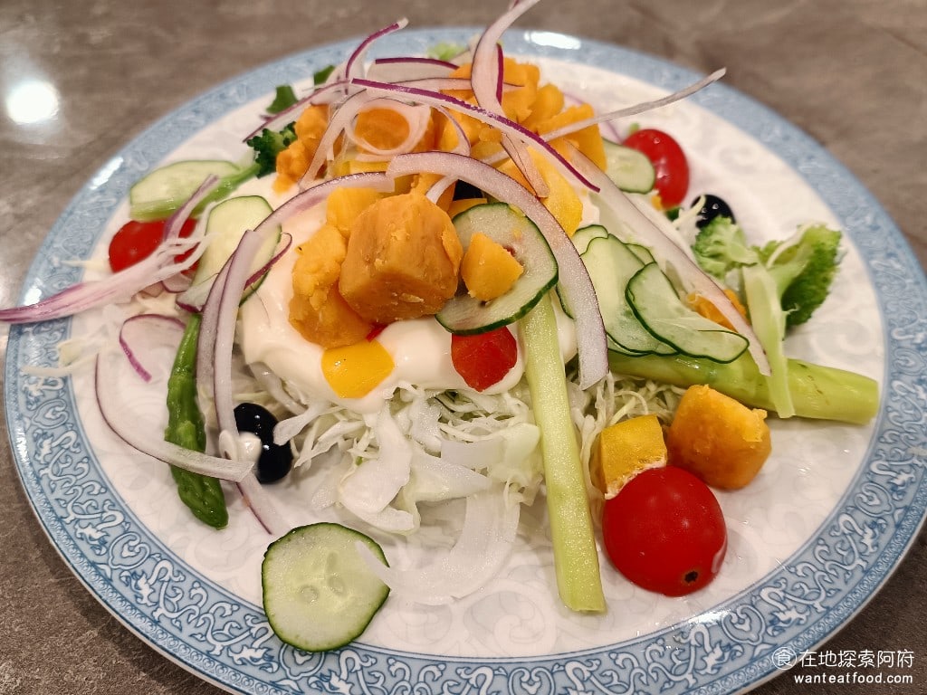 美觀園日本料理,美觀園日本料理菜單,美觀園日本料理價格,萬華區美食,萬華美食,西門美食,日式料理,蛋包飯,烏龍麵 生菜沙拉 每次來美觀園，我們都會點一盤沙拉，因為這一盤沙拉用料非常豐富，裡面有蘆筍、番茄、南瓜、小黃瓜、小番茄，上面還加了美乃滋，美乃滋的味道比較清淡，整體口味是以舒服為主。 @在地探索的阿府美食世界