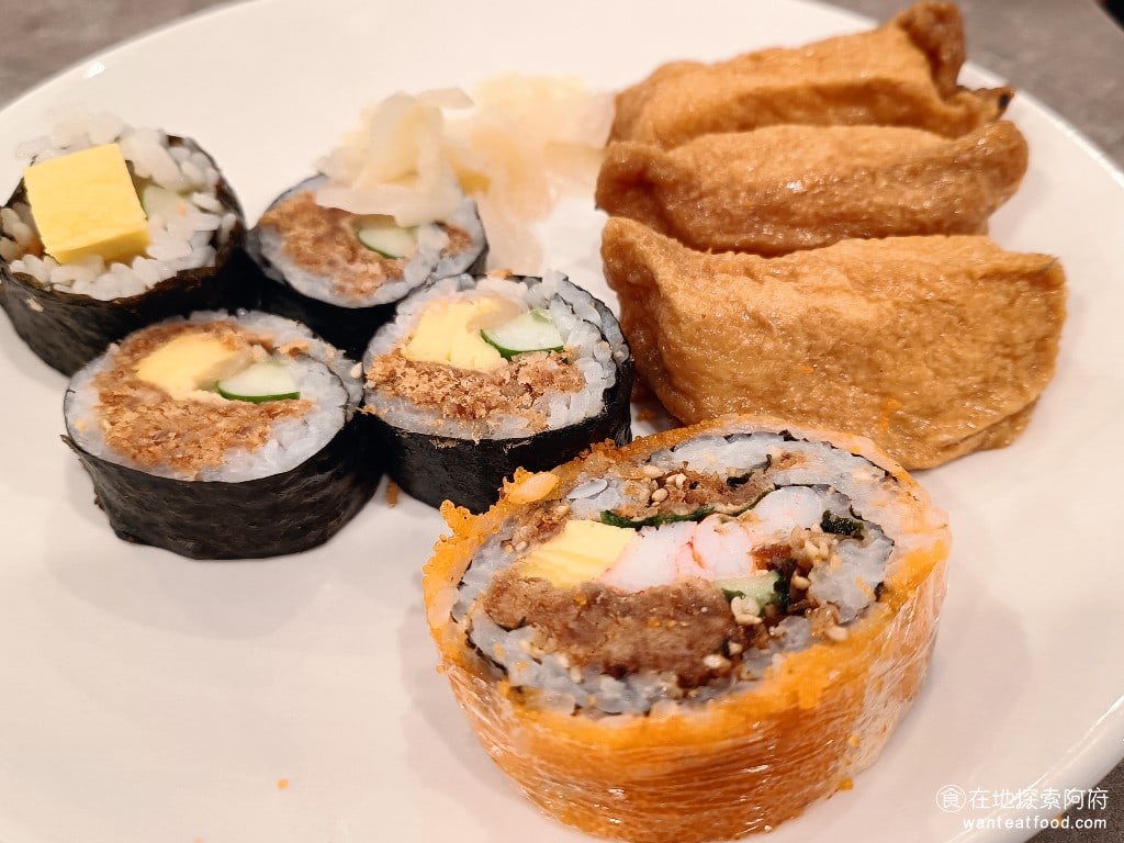 美觀園日本料理,美觀園日本料理菜單,美觀園日本料理價格,萬華區美食,萬華美食,西門美食,日式料理,蛋包飯,烏龍麵 有豆皮壽司、花壽司，還有海苔壽司，壽司的米飯吃起來非常舒服，每一粒米的口感都非軟，吃起來不會冷冰冰的，而且它的壽司裡面都加了肉鬆，肉鬆的顆粒吃起來脆脆的口感，真的很好。 @在地探索的阿府美食世界