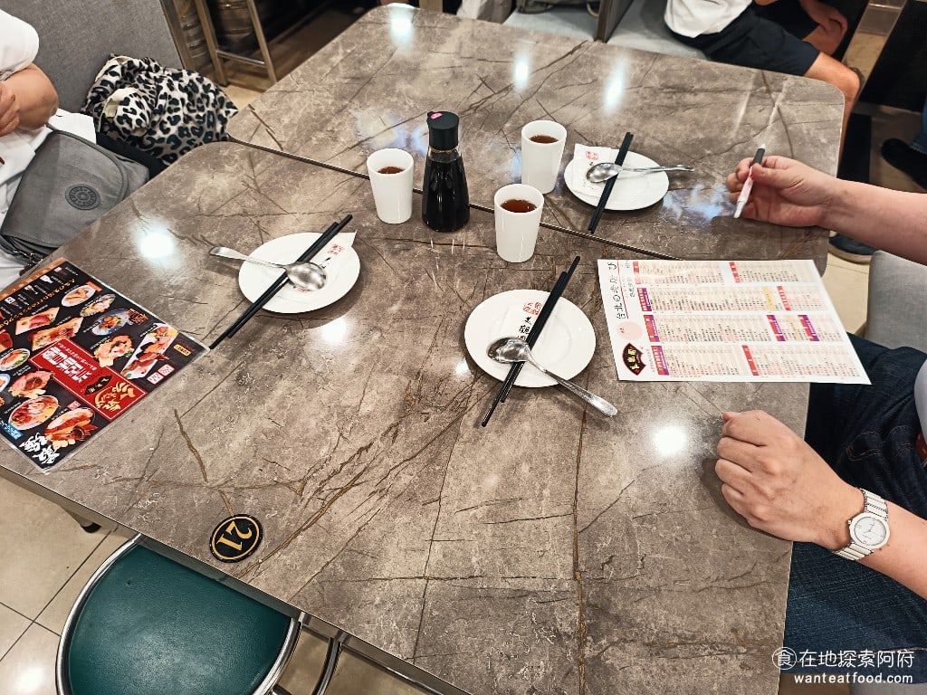 美觀園日本料理,美觀園日本料理菜單,美觀園日本料理價格,萬華區美食,萬華美食,西門美食,日式料理,蛋包飯,烏龍麵 桌面非常寬敞，桌椅也特別新。 @在地探索的阿府美食世界