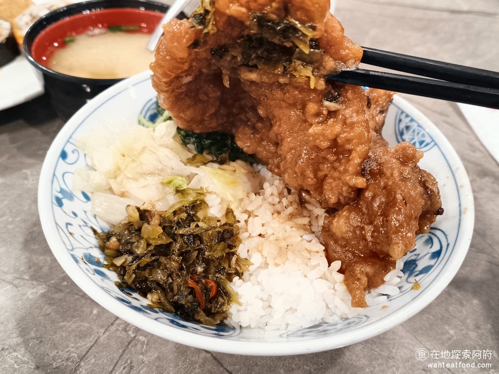 美觀園日本料理,美觀園日本料理菜單,美觀園日本料理價格,萬華區美食,萬華美食,西門美食,日式料理,蛋包飯,烏龍麵 底下的配菜，有高麗菜和酸菜，這配菜和梁社漢排骨飯一樣，完全不覺得是日本料理店會賣的餐點。 @在地探索的阿府美食世界