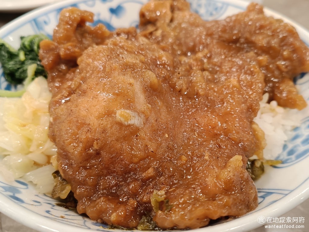 美觀園日本料理,美觀園日本料理菜單,美觀園日本料理價格,萬華區美食,萬華美食,西門美食,日式料理,蛋包飯,烏龍麵 滷排骨非常的大塊，搭配特製的滷汁，將整個排骨滷得非常均勻，排骨的肉質也非常軟嫩，吃起來非常舒服。 @在地探索的阿府美食世界