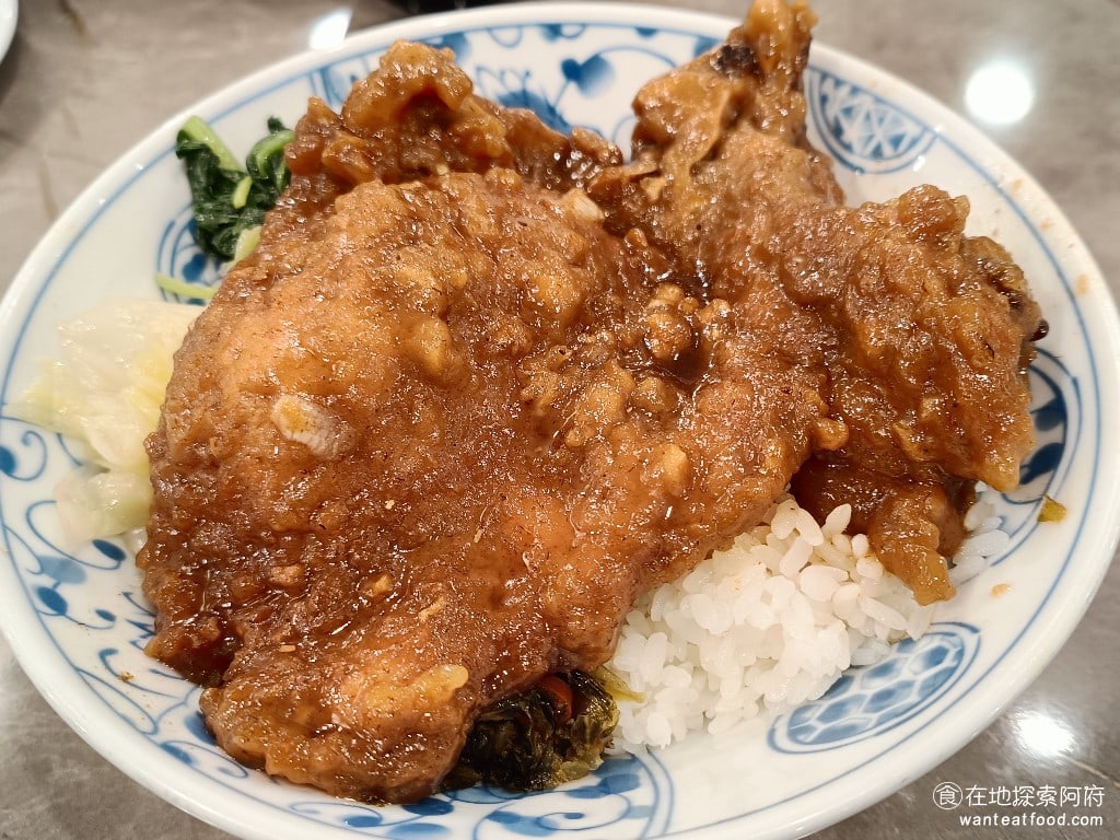美觀園日本料理,美觀園日本料理菜單,美觀園日本料理價格,萬華區美食,萬華美食,西門美食,日式料理,蛋包飯,烏龍麵 特製滷排骨 特製滷排骨，算是《美觀園日本料理》的特色餐點之一，雖然這裡是日式料理店，但也賣了許多台式口味的餐點，而這一個滷排骨飯，只有老顧客才會知道。 @在地探索的阿府美食世界