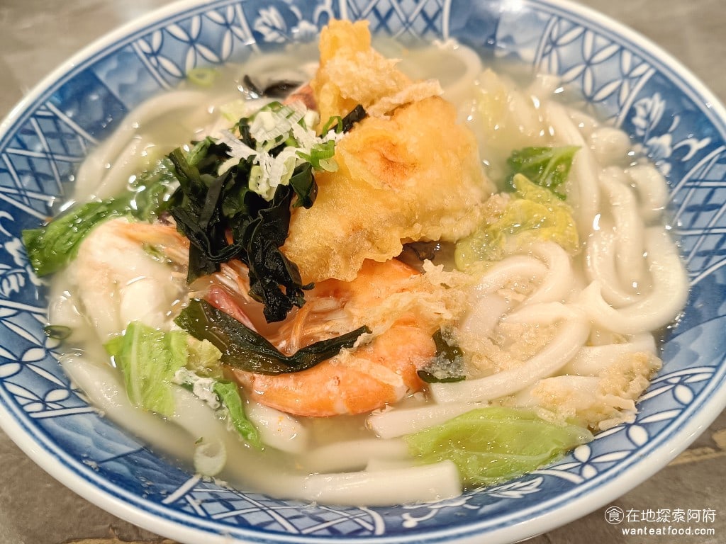 美觀園日本料理,美觀園日本料理菜單,美觀園日本料理價格,萬華區美食,萬華美食,西門美食,日式料理,蛋包飯,烏龍麵 海鮮烏龍湯麵 這一碗湯麵，用料非常豐富，上面有炸鮭魚、青菜、海帶，和一隻蝦。 @在地探索的阿府美食世界